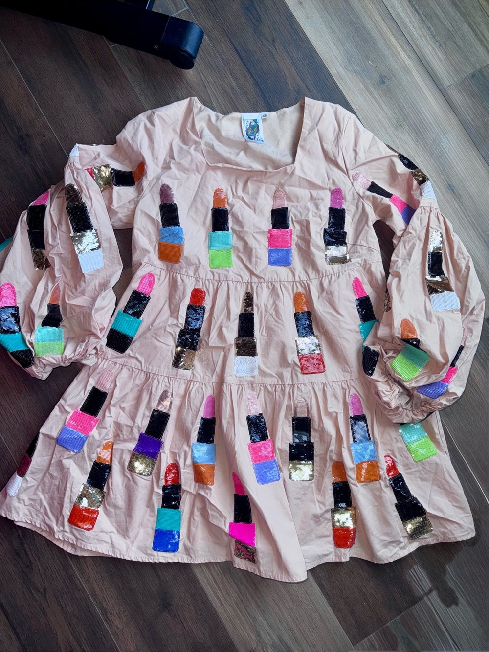 QUEEN OF SPARKLES Pink Lipstick Appliqué Tiered Dress